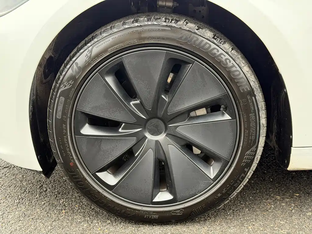 Tesla Model 3 — миниатюра 12