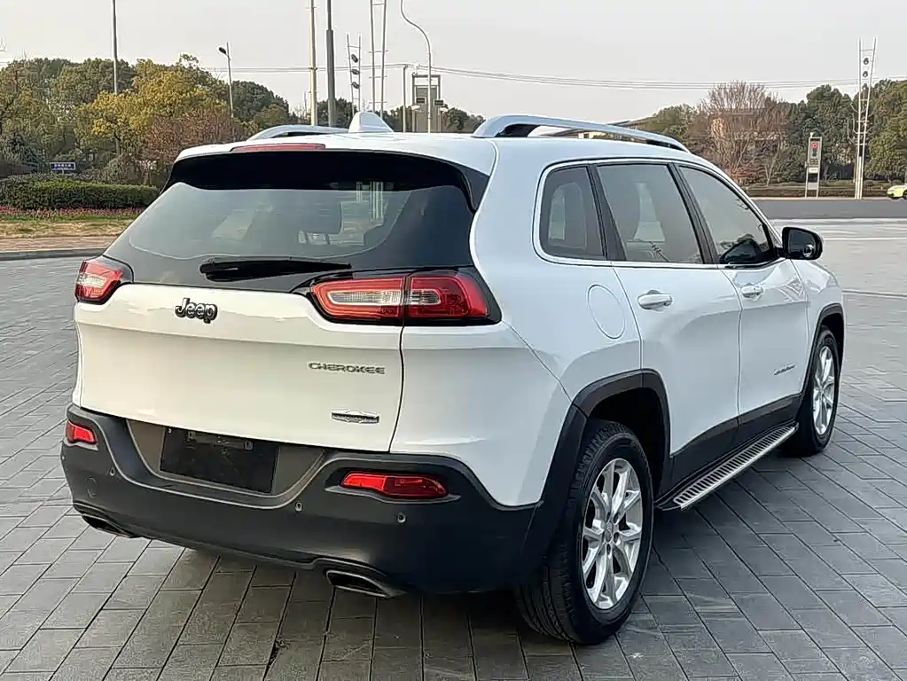 Jeep Cherokee (Import) — миниатюра 5