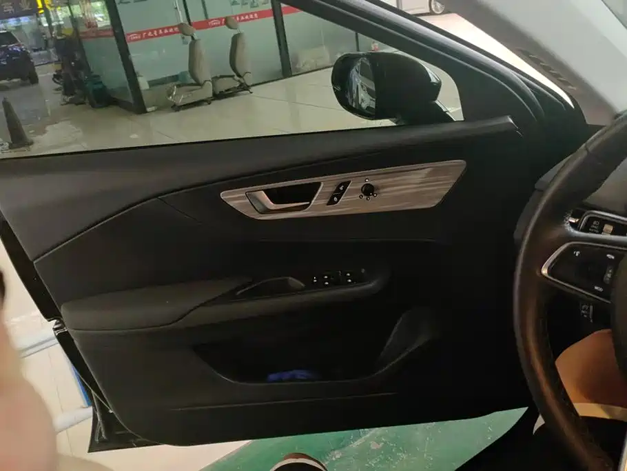 Hongqi Hongqi E-QM5 — миниатюра 7