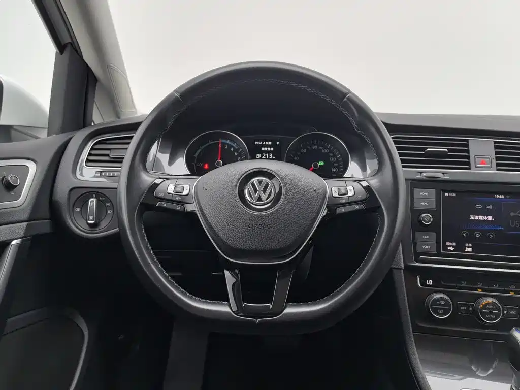 Volkswagen Golf EV — миниатюра 11