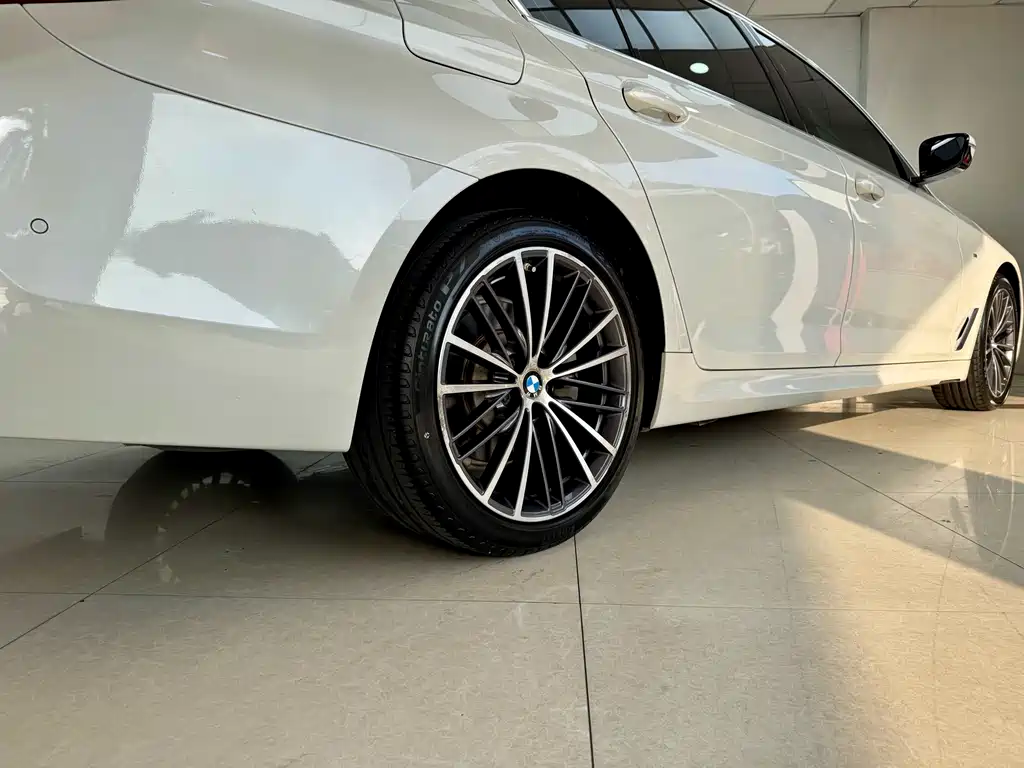 BMW 5 Series — миниатюра 22