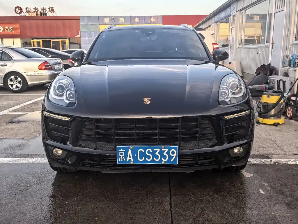 PORSCHE MACAN