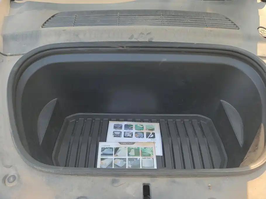 Tesla Model Y — миниатюра 10