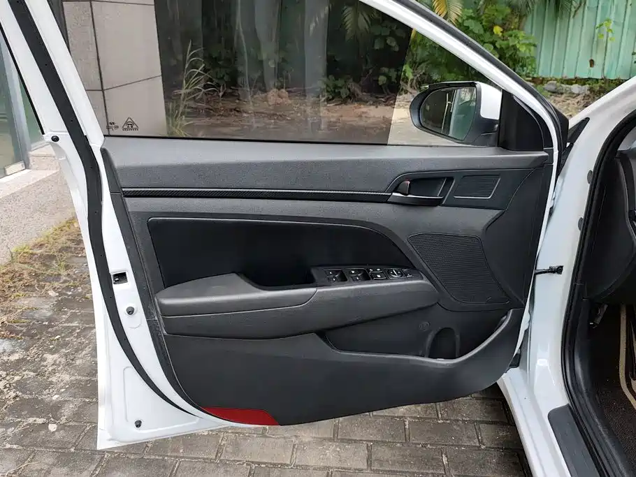 Hyundai Elantra — миниатюра 7