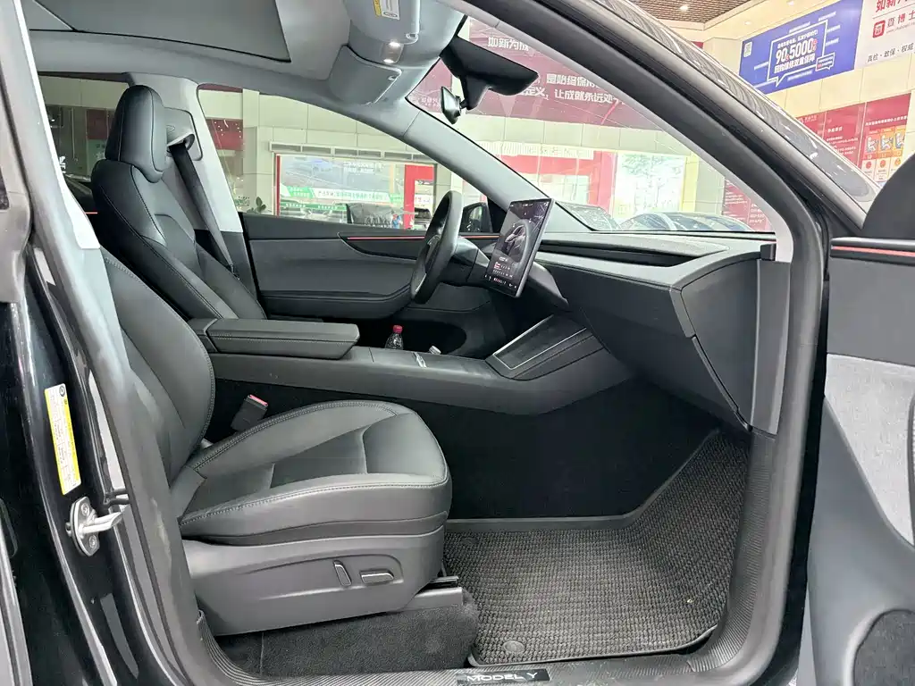 Tesla Model Y — миниатюра 15