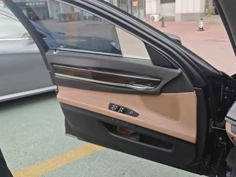 BMW 7 Series — миниатюра 7