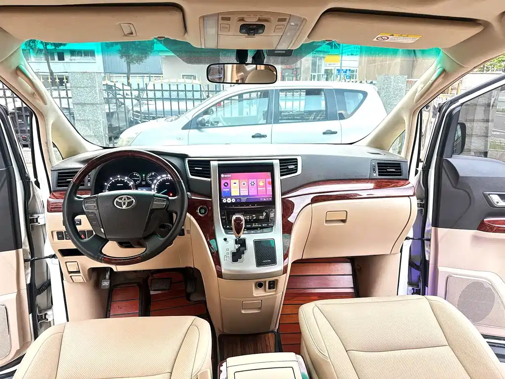 Toyota Alphard — миниатюра 9