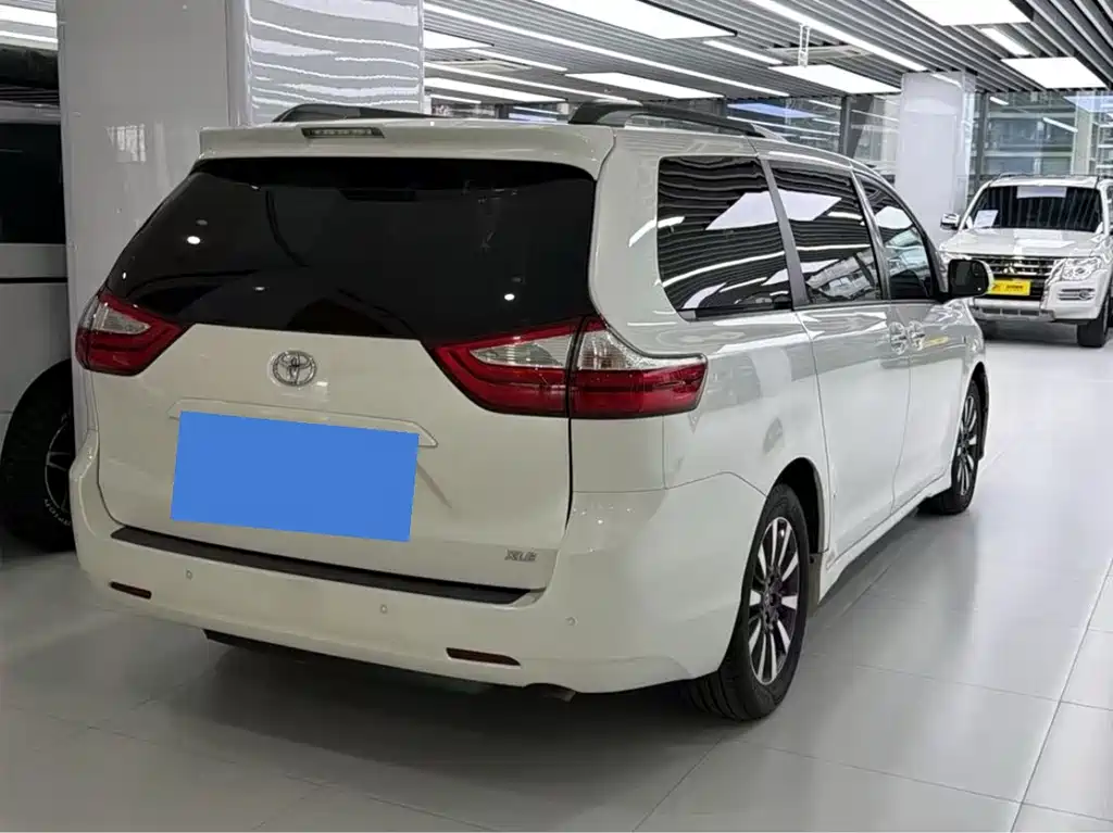 Toyota Sienna — миниатюра 6