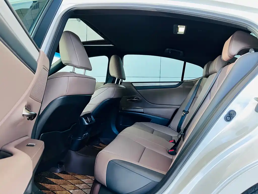 Lexus ES — миниатюра 11