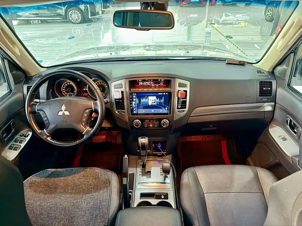 Mitsubishi Pajero (Import) — миниатюра 4