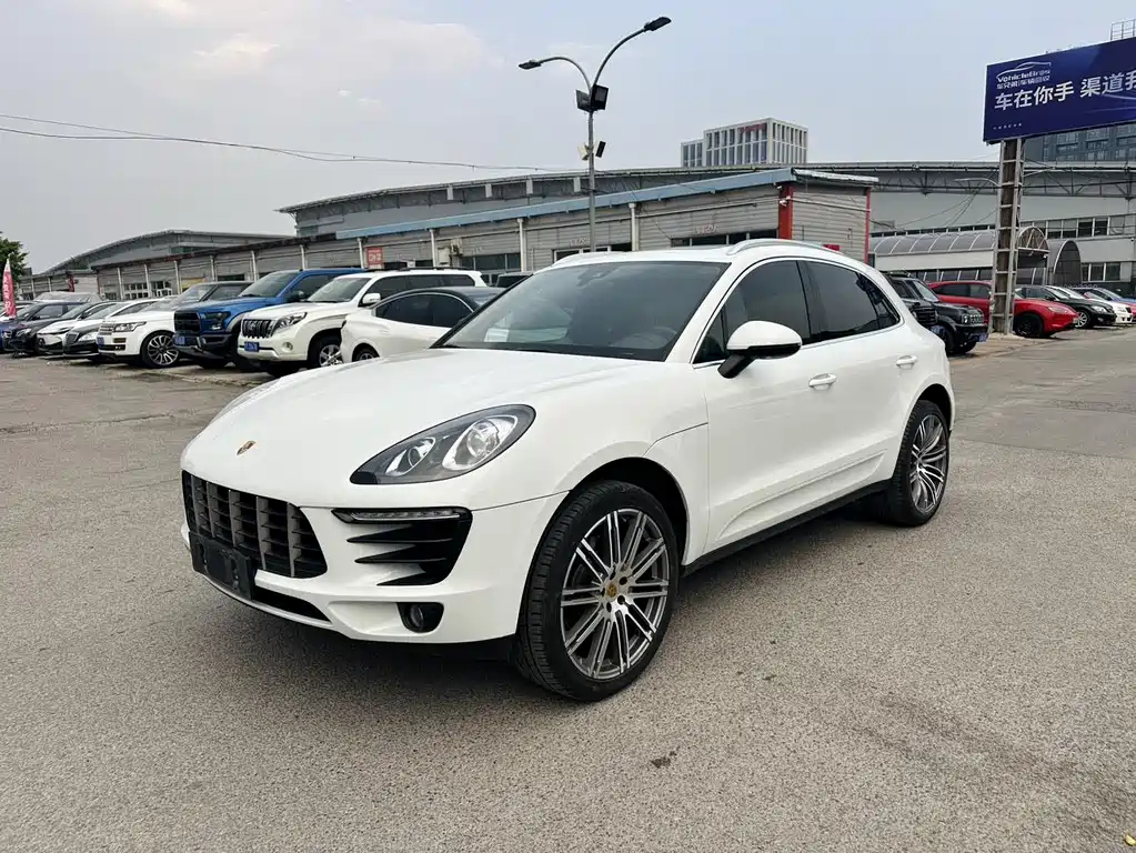 PORSCHE MACAN