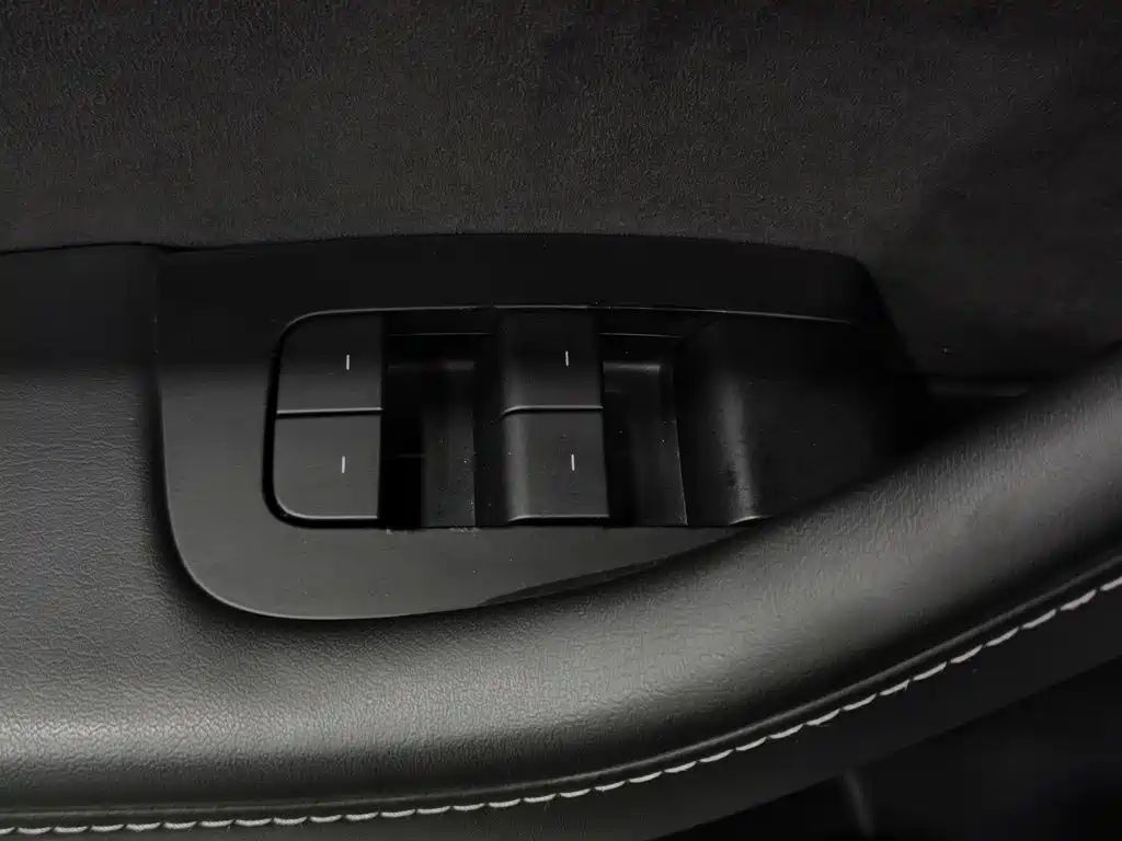 Tesla Model 3 — миниатюра 9