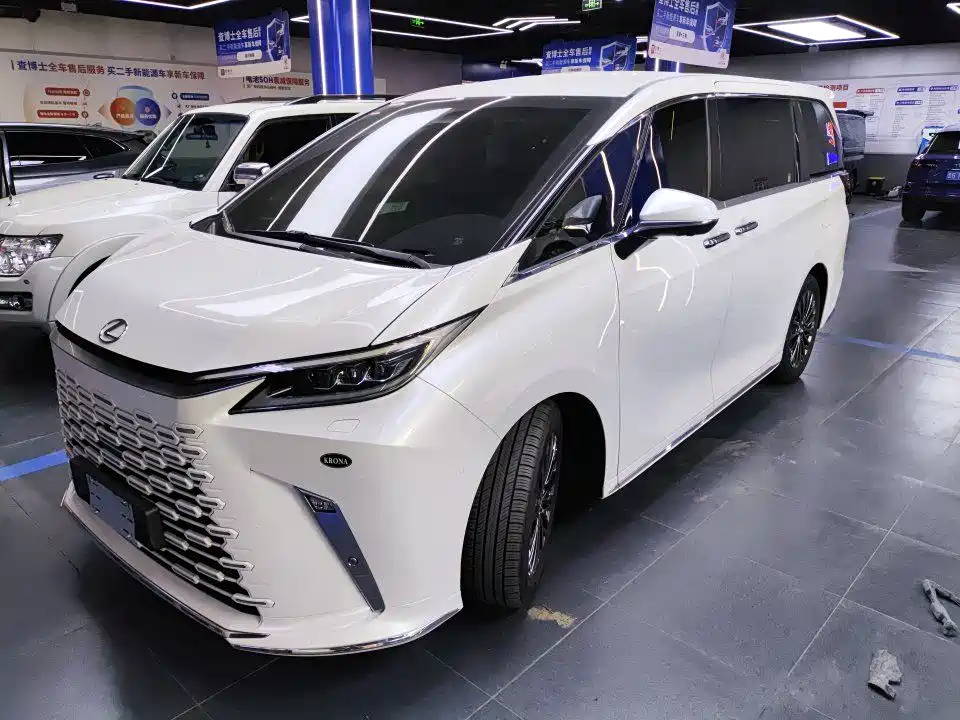 Lexus LM 2023 500h мест