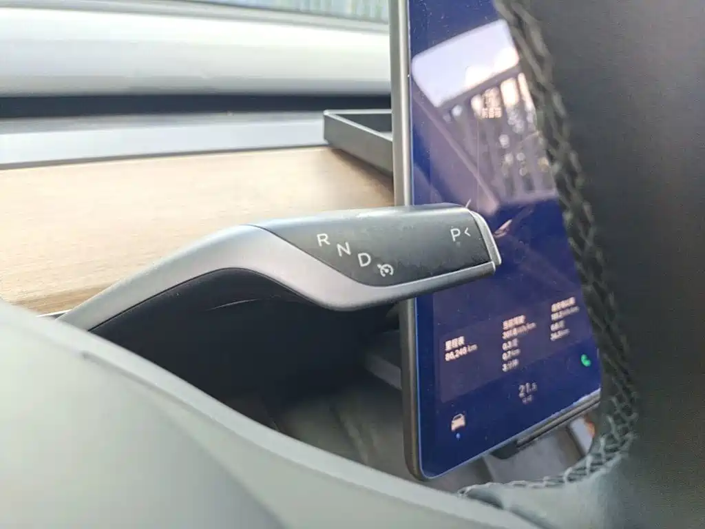 Tesla Model Y — миниатюра 14