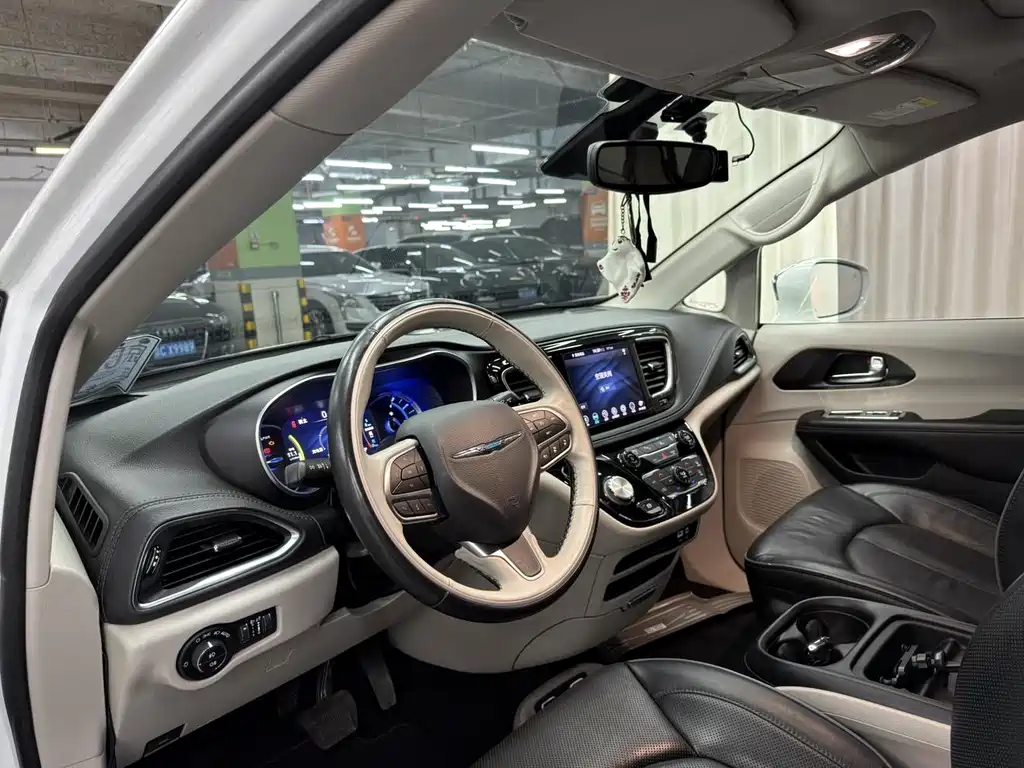 Chrysler Grand Voyager PHEV (Import) — миниатюра 4