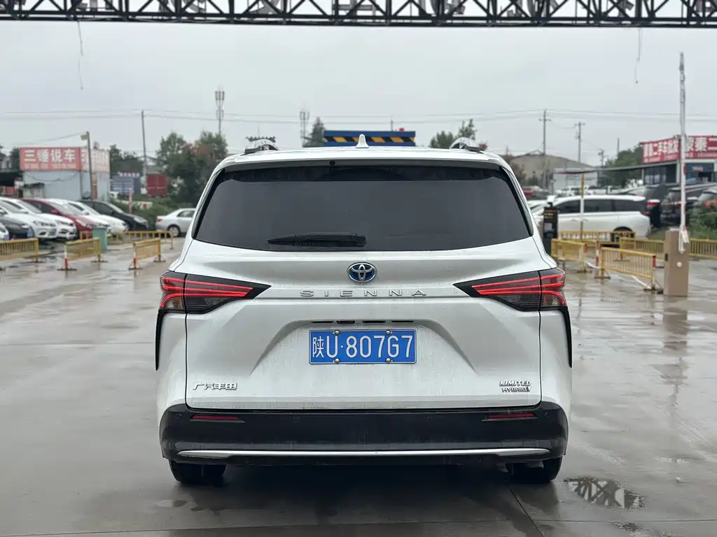 Toyota Sienna — миниатюра 9