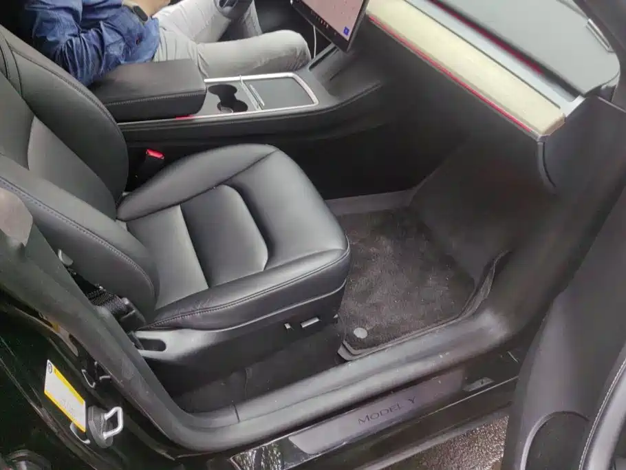 Tesla Model Y — миниатюра 8