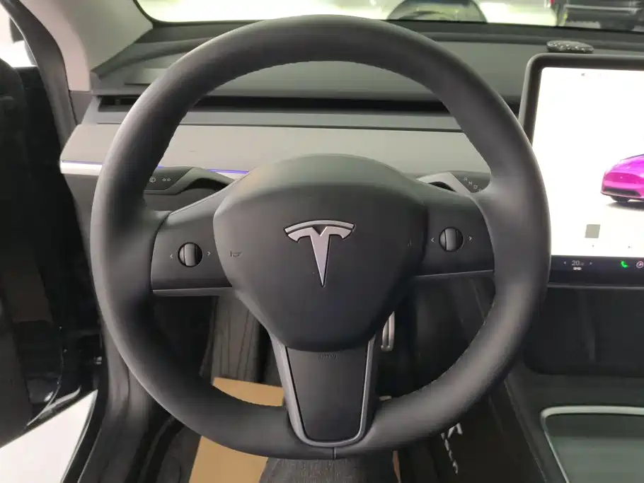 Tesla Model Y — миниатюра 15