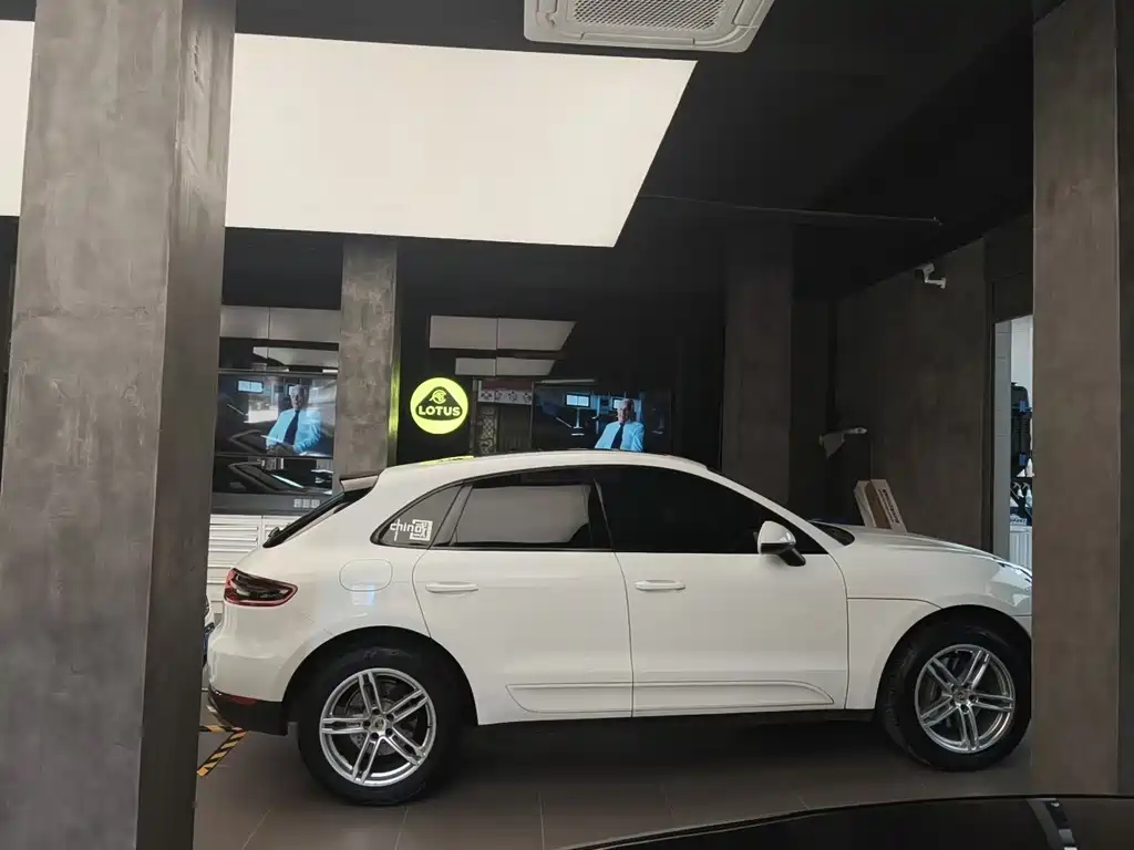 Porsche Macan — миниатюра 6