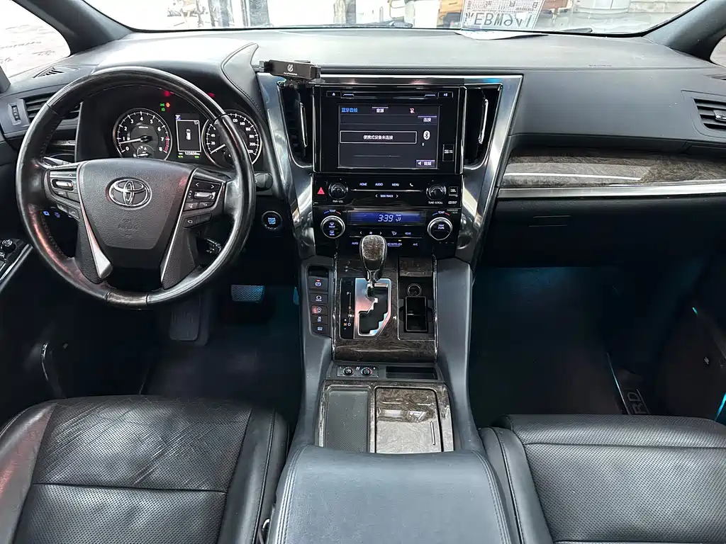 Toyota Alphard — миниатюра 11