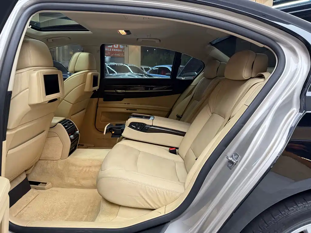 BMW 7 Series — миниатюра 6