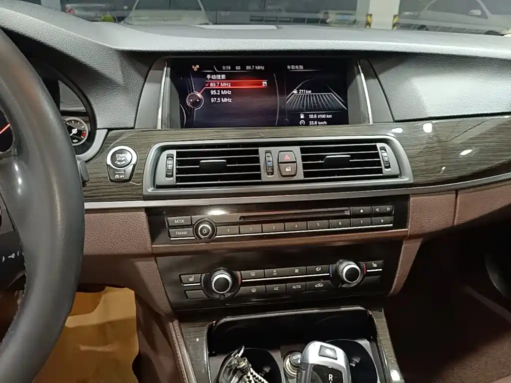 BMW 5 Series — миниатюра 13