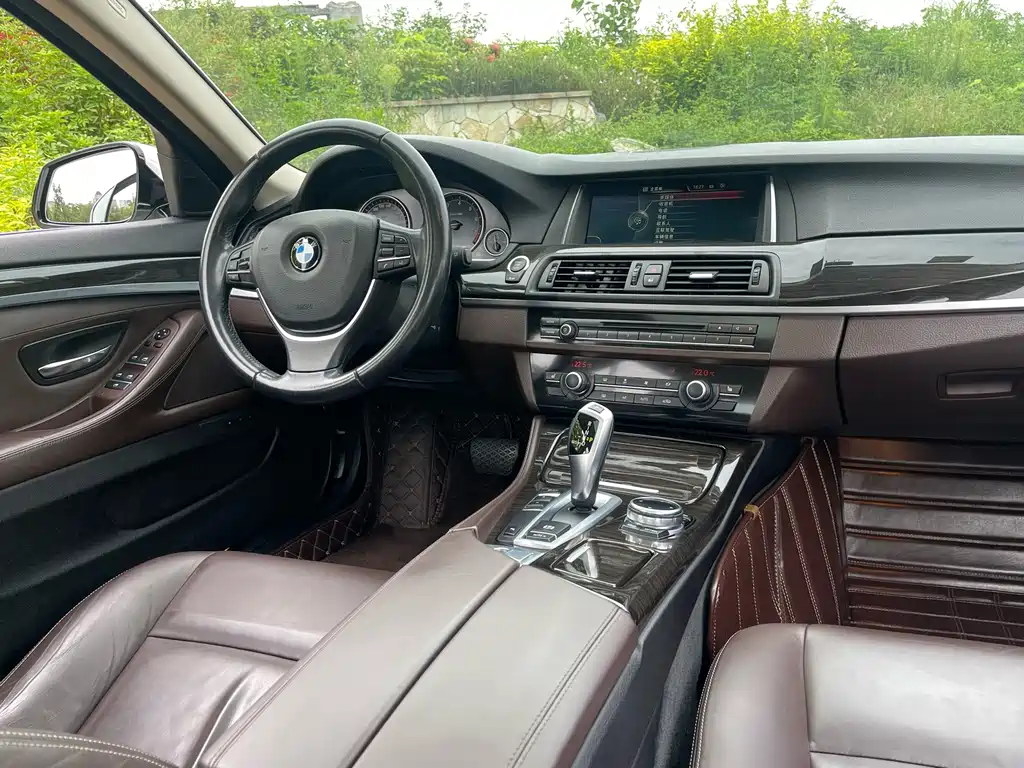 BMW 5 Series — миниатюра 13
