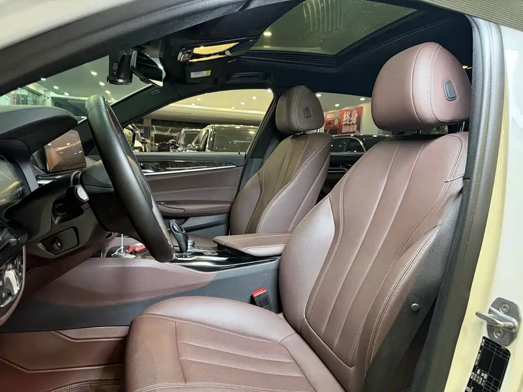 BMW 5 Series — миниатюра 9