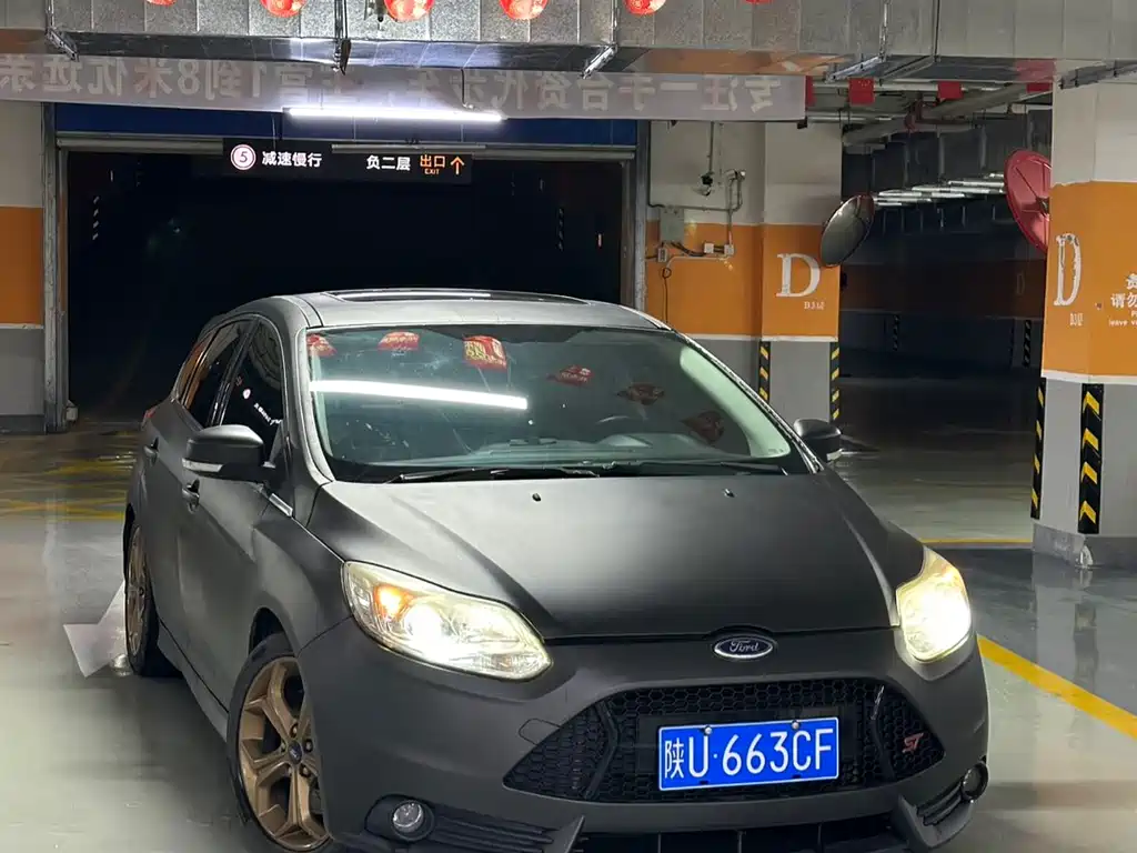 Ford Focus 2012 2.0L MT Luxury Sport