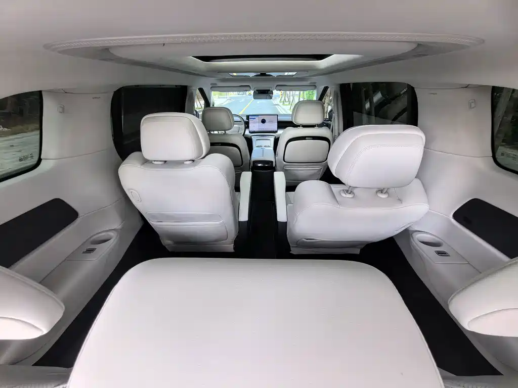 XPeng X9 — миниатюра 21