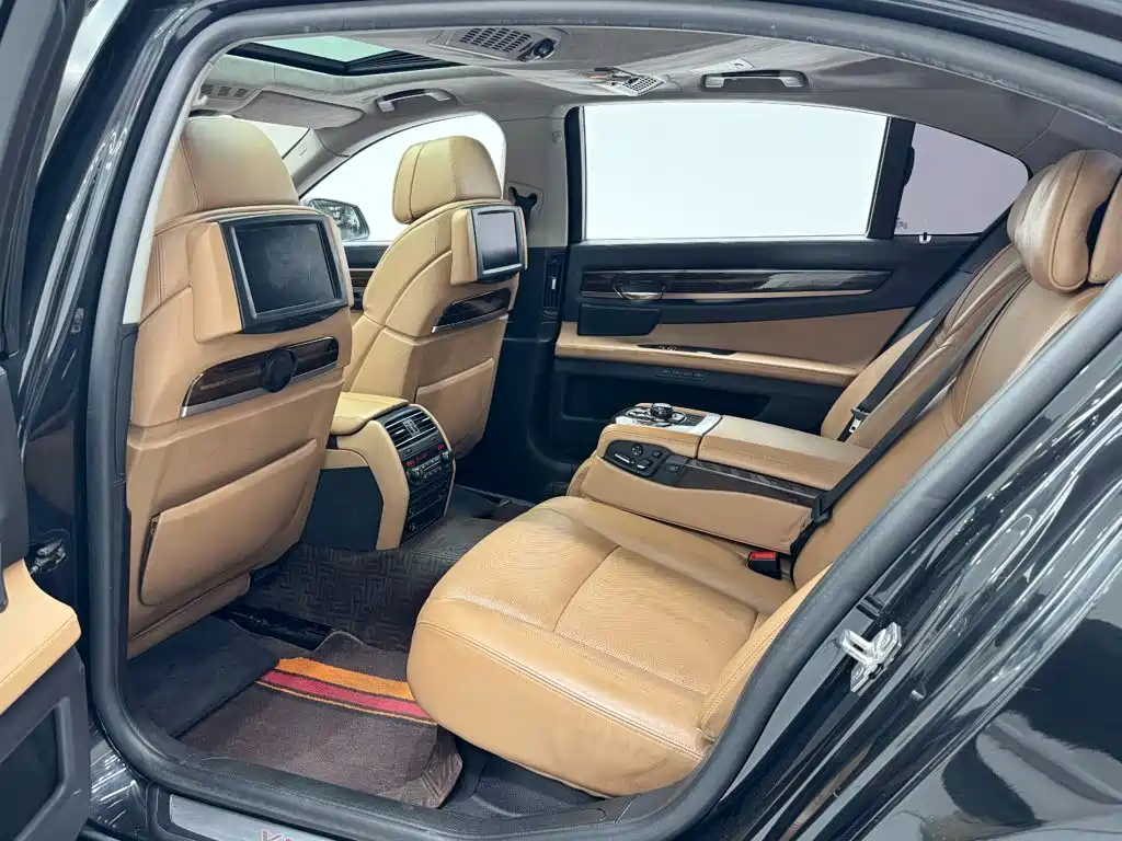 BMW 7 Series — миниатюра 19