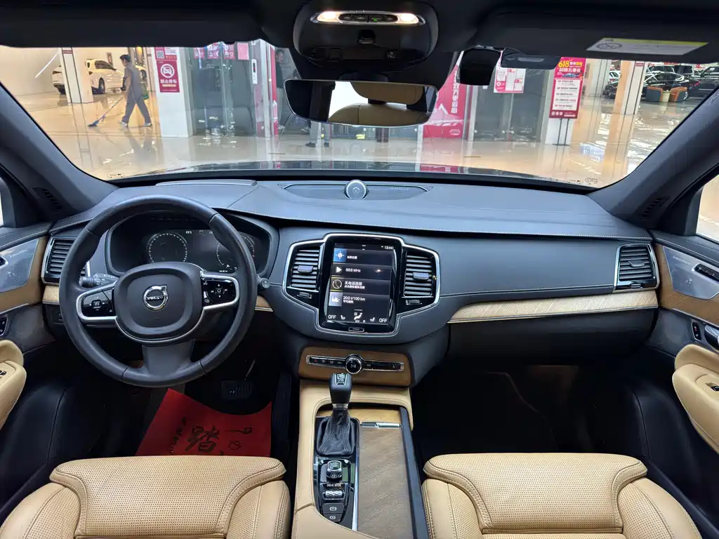 Volvo XC90 2018 T6 7 мест