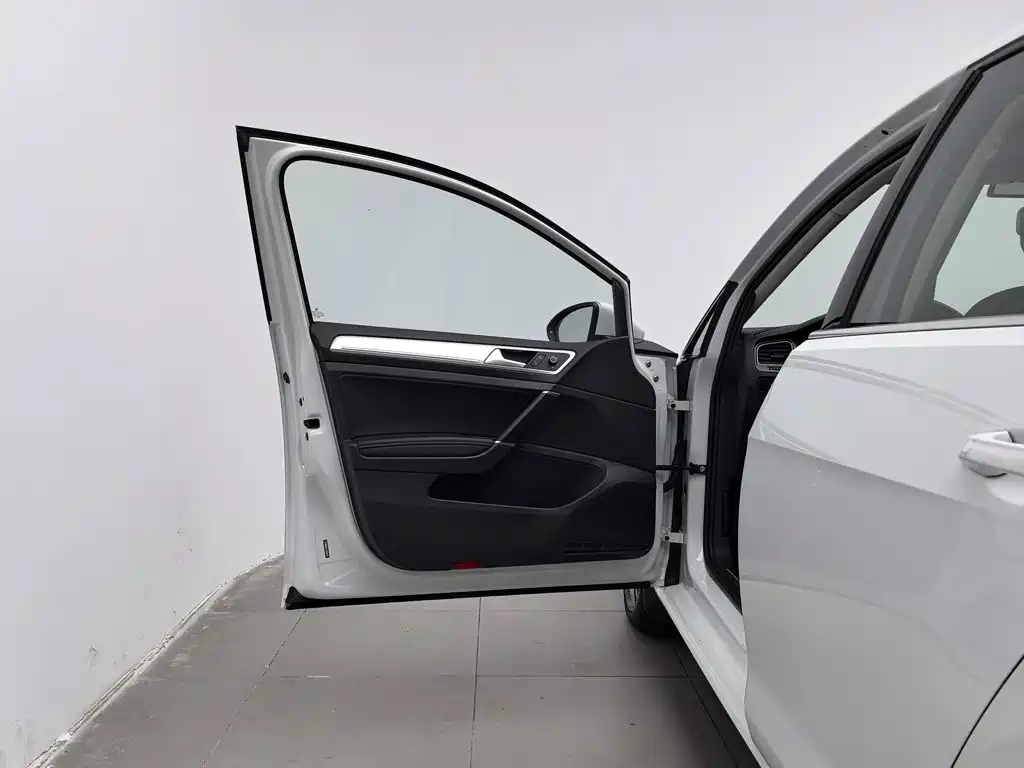 Volkswagen Golf EV — миниатюра 8