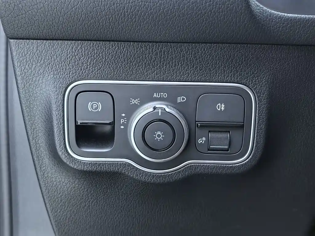 Mercedes-Benz GLB — миниатюра 11