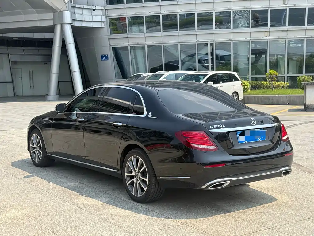 Mercedes-Benz E-Class — миниатюра 4