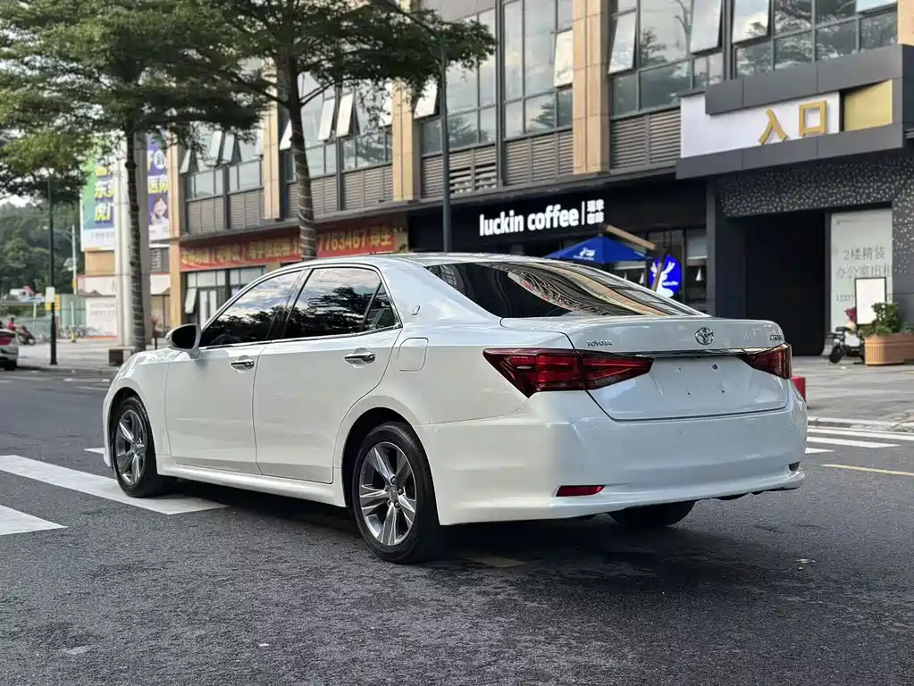Toyota Crown — миниатюра 10