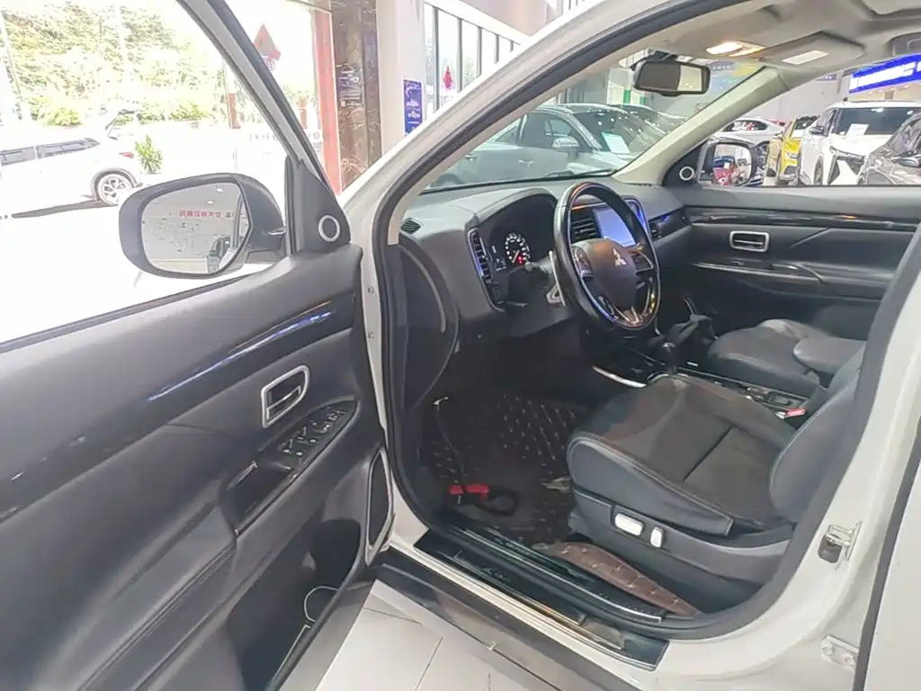 Mitsubishi Outlander — миниатюра 16