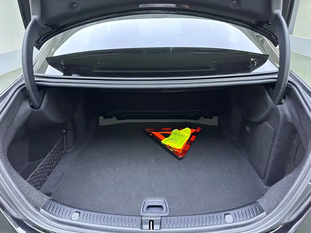 Mercedes-Benz E-Class — миниатюра 13