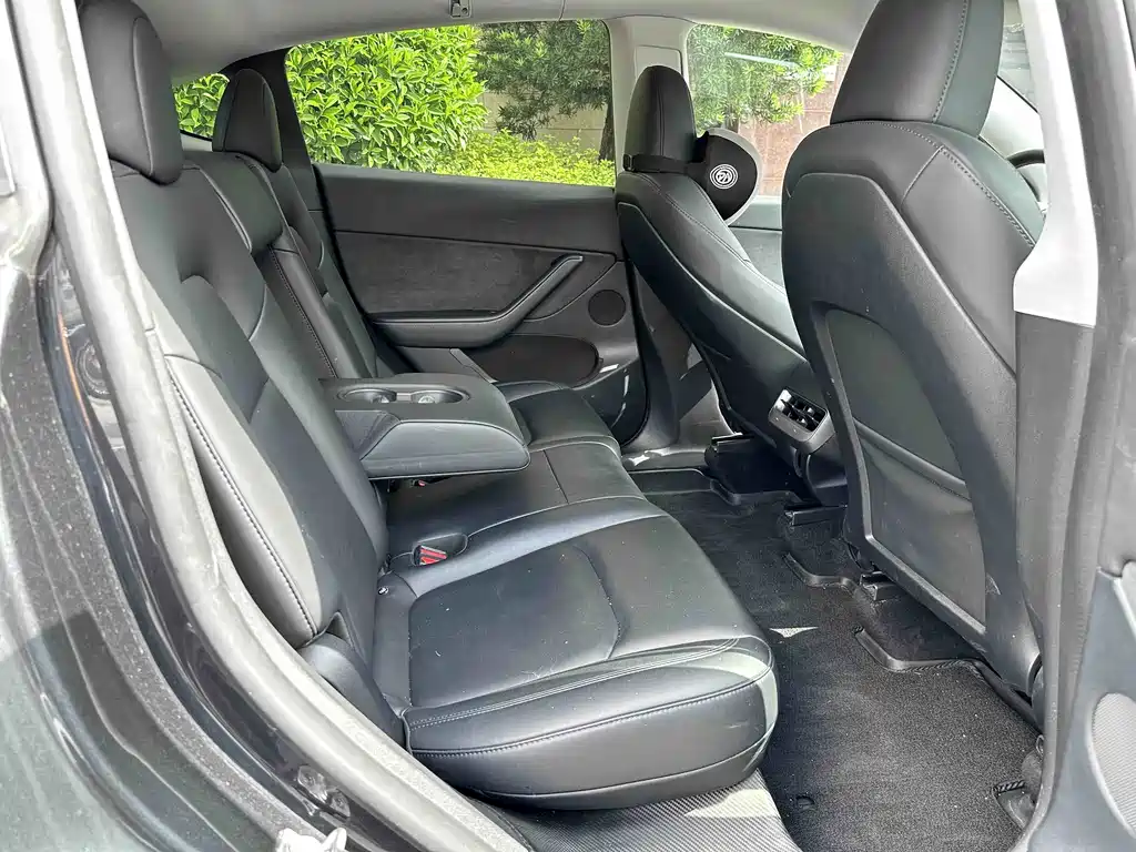 Tesla Model Y — миниатюра 18