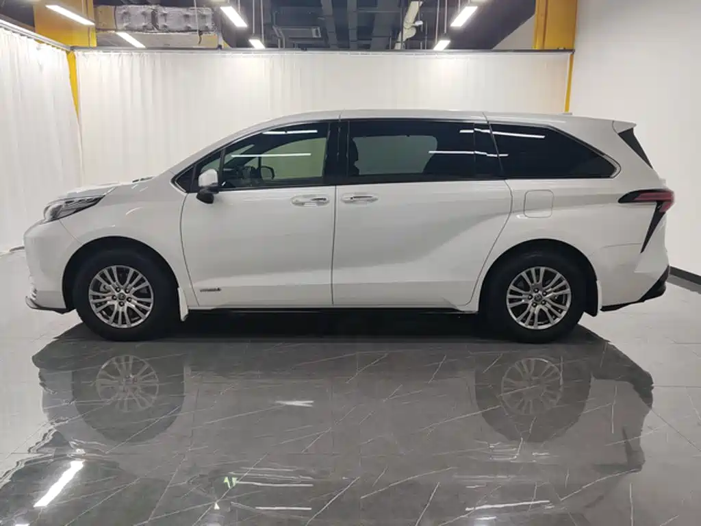 Toyota Sienna — миниатюра 3