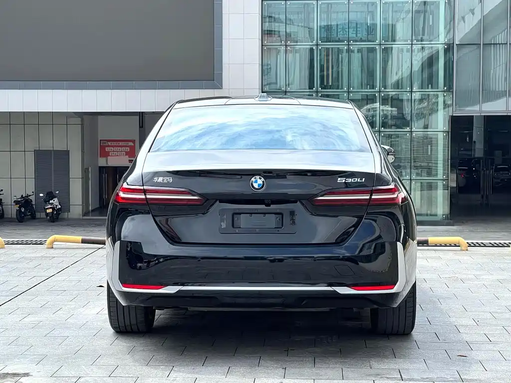 BMW 5 Series — миниатюра 6