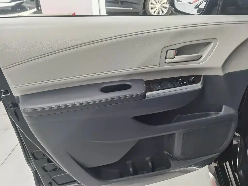 Toyota Granvia — миниатюра 13