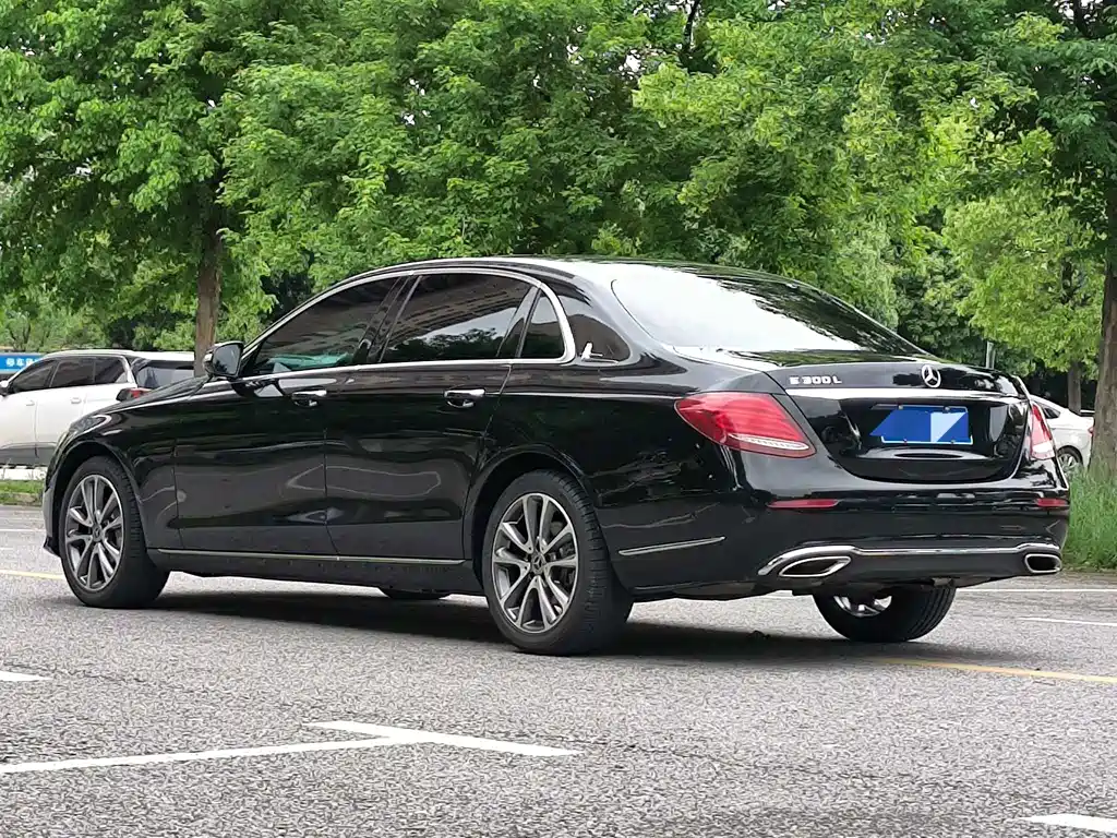 Mercedes-Benz E-Class — миниатюра 7
