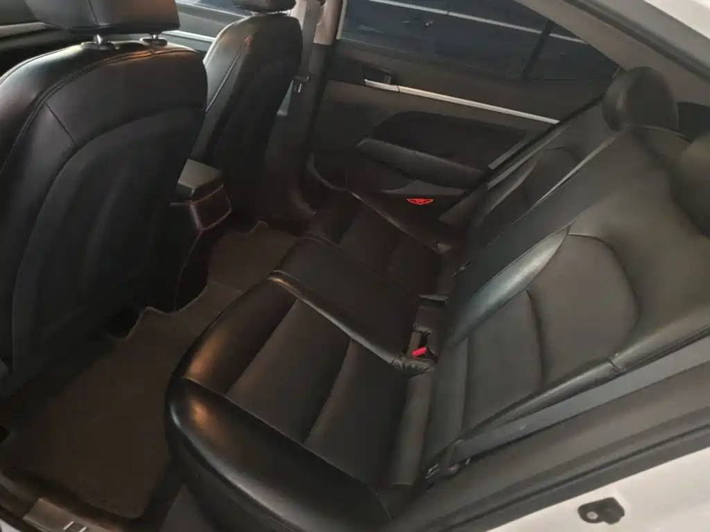 Hyundai Elantra — миниатюра 17