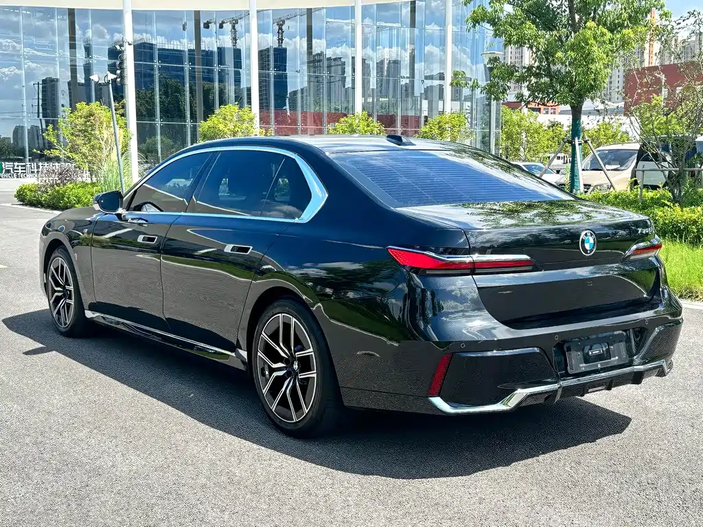 BMW 7 Series — миниатюра 5