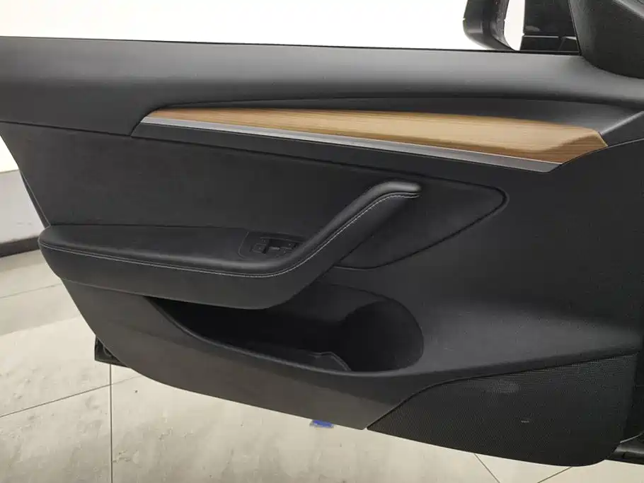 Tesla Model 3 — миниатюра 7
