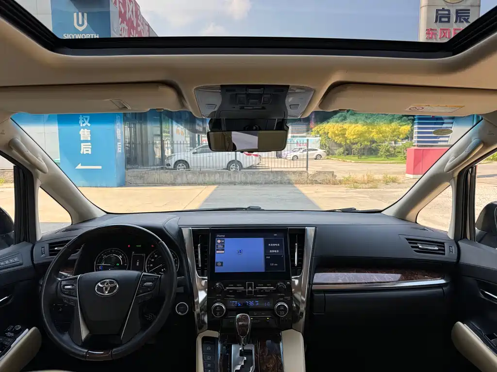 Toyota Alphard — миниатюра 7
