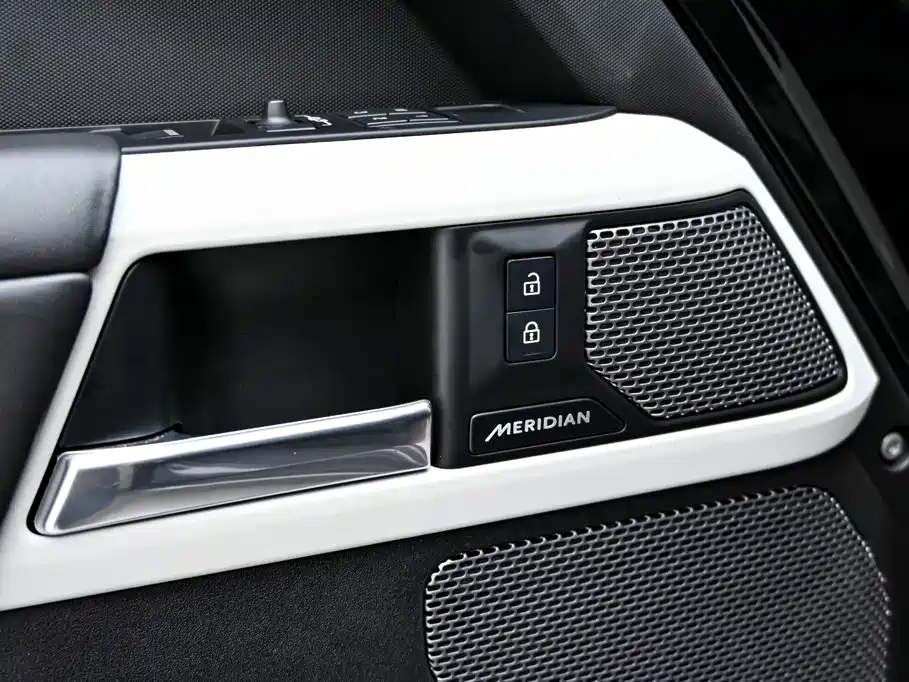 Land Rover Defender — миниатюра 25