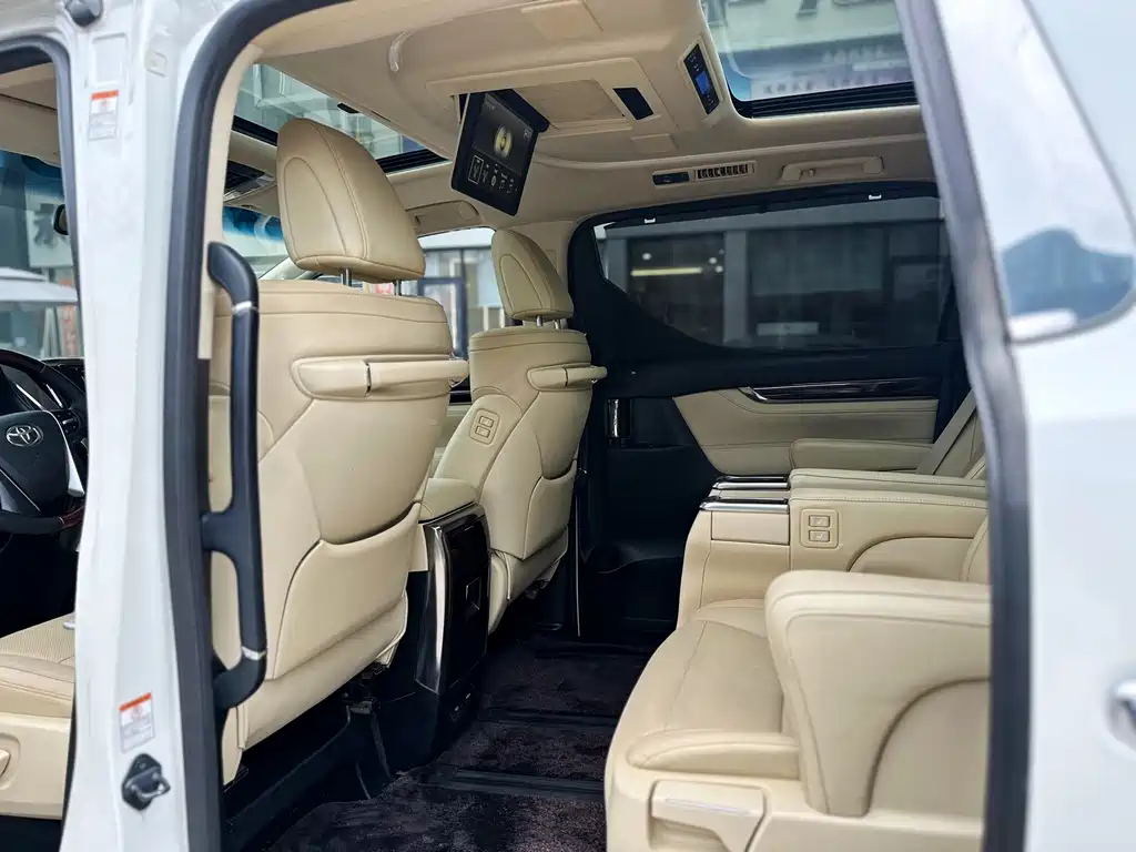 Toyota Alphard — миниатюра 13