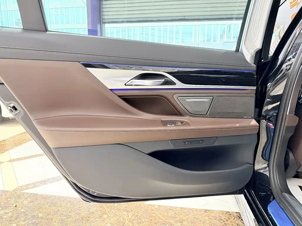 BMW 7 Series — миниатюра 13
